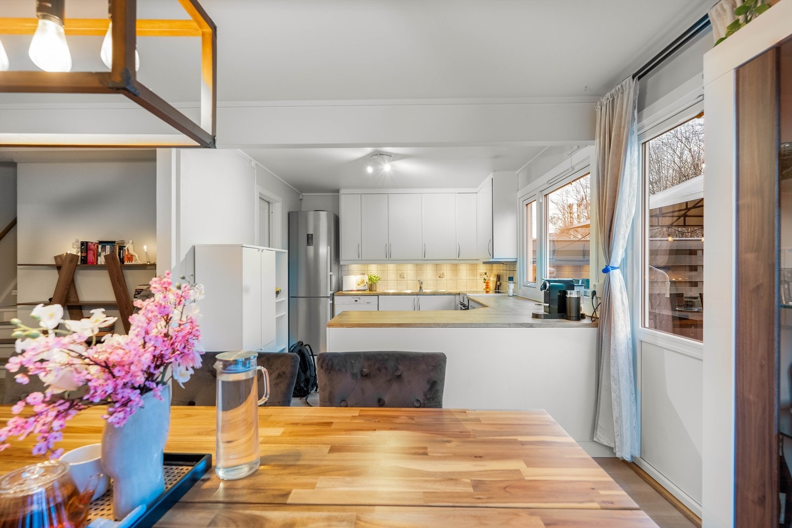 Kjøkken og spisestue i harmoni - praktisk og sosial løsning. Galleribilde