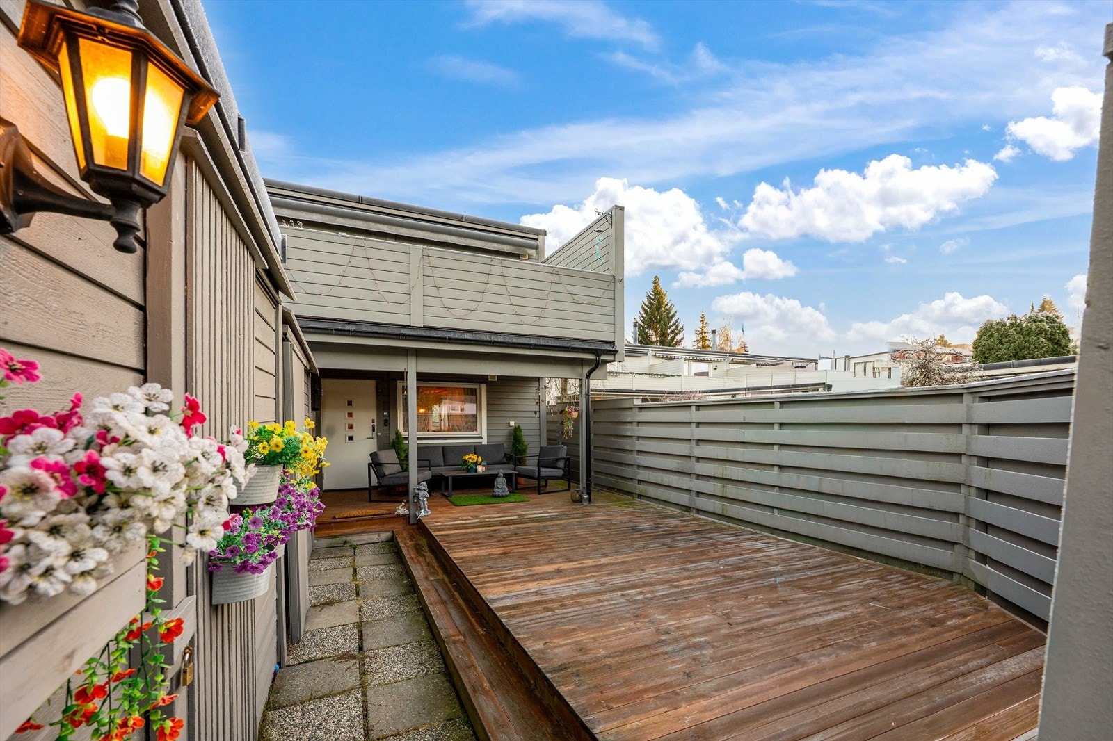 Terrasse ved inngangspartiet som gir et hyggelig førsteinntrykk av boligen. Galleribilde