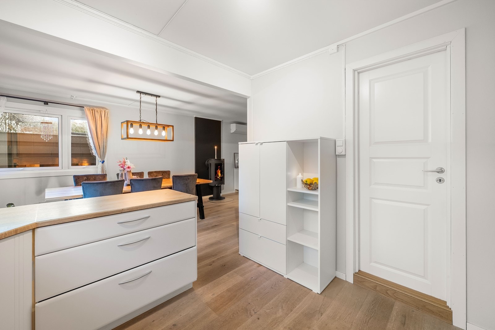 Praktisk kjøkkenløsning med enkel adkomst til øvrige rom. Galleribilde