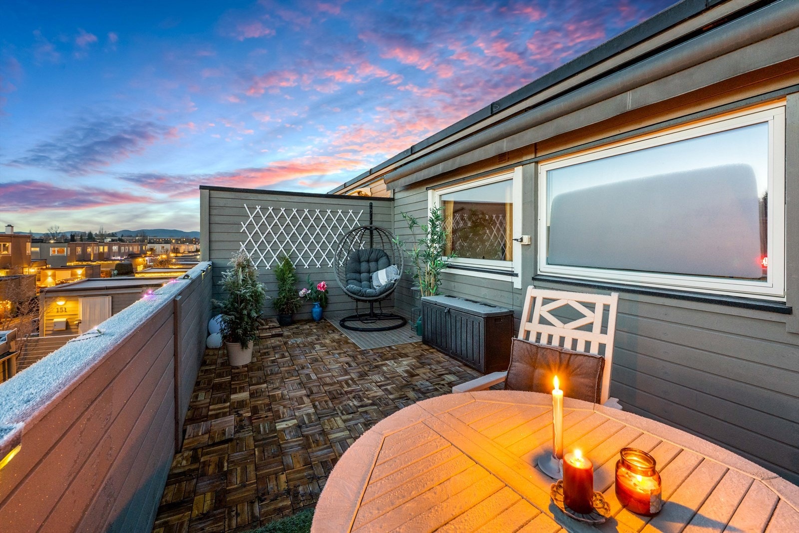 Privat balkong med utsikt og stemningsfull belysning - et naturlig sted å starte eller avslutte dagen. Galleribilde