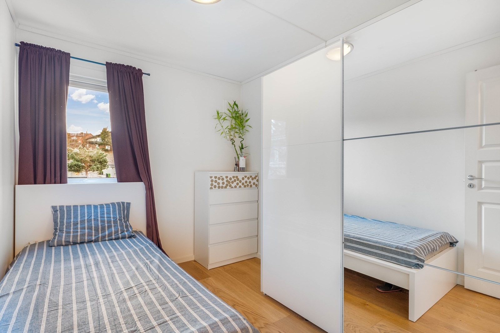 Soverom med garderobeløsning og plass til seng, skrivebord eller ekstra oppbevaring. Galleribilde