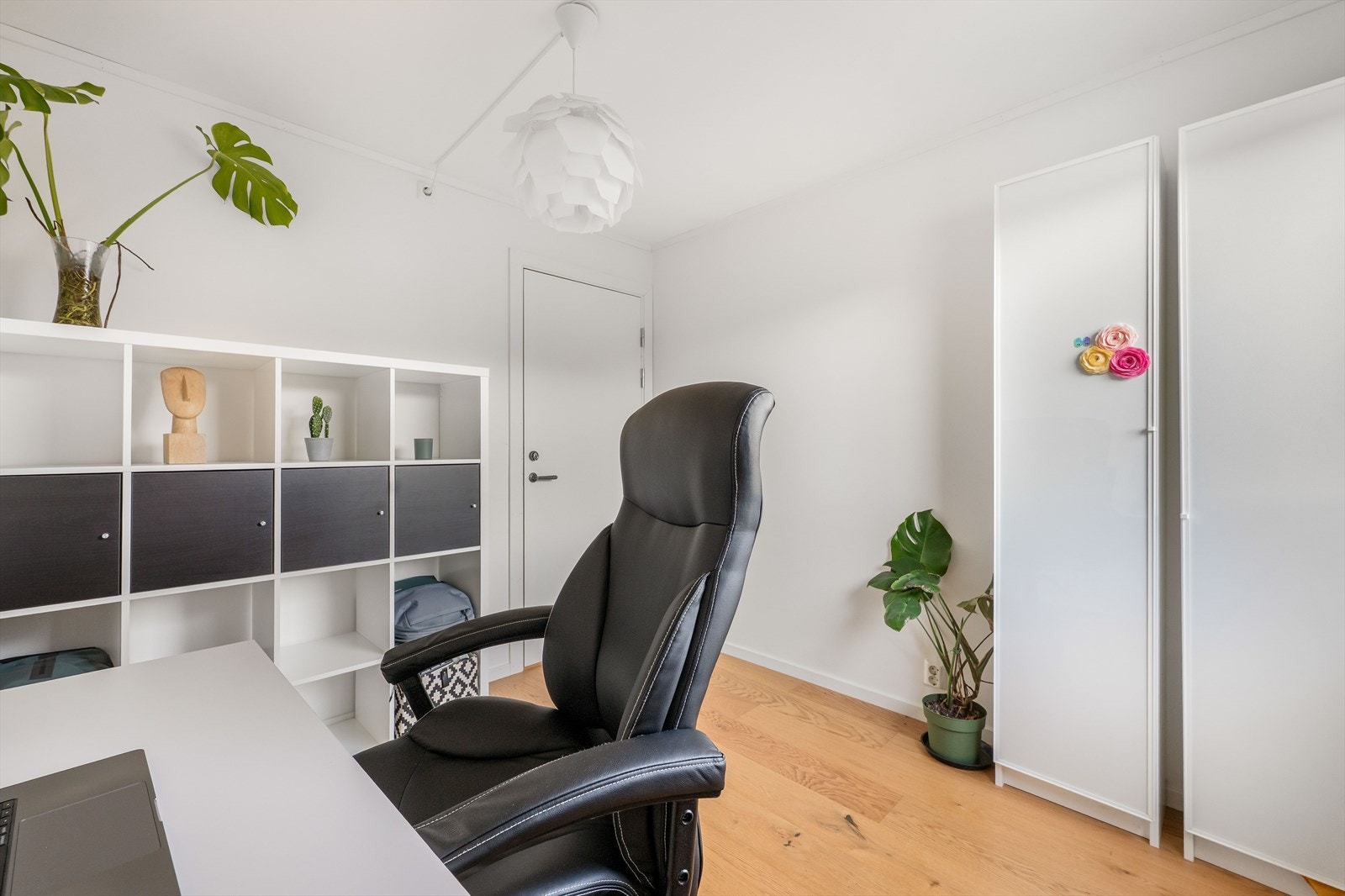 Rom som i dag benyttes som hjemmekontor, med gode lysforhold og fleksible bruksområder. Galleribilde