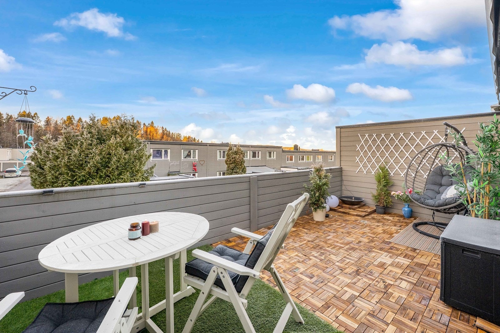 Hyggelig uteplass med god plass til sittegruppe og beplantning. Galleribilde