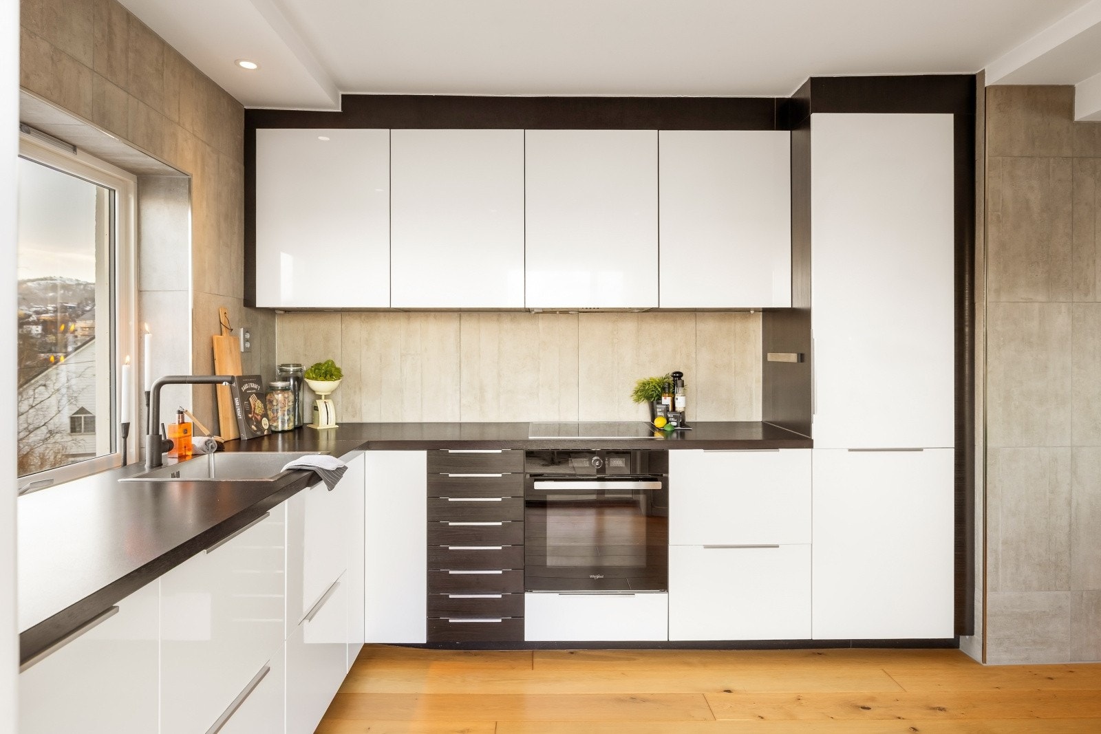 Kjøkkenet har rikelig med benkeplass og god skapplass Galleribilde