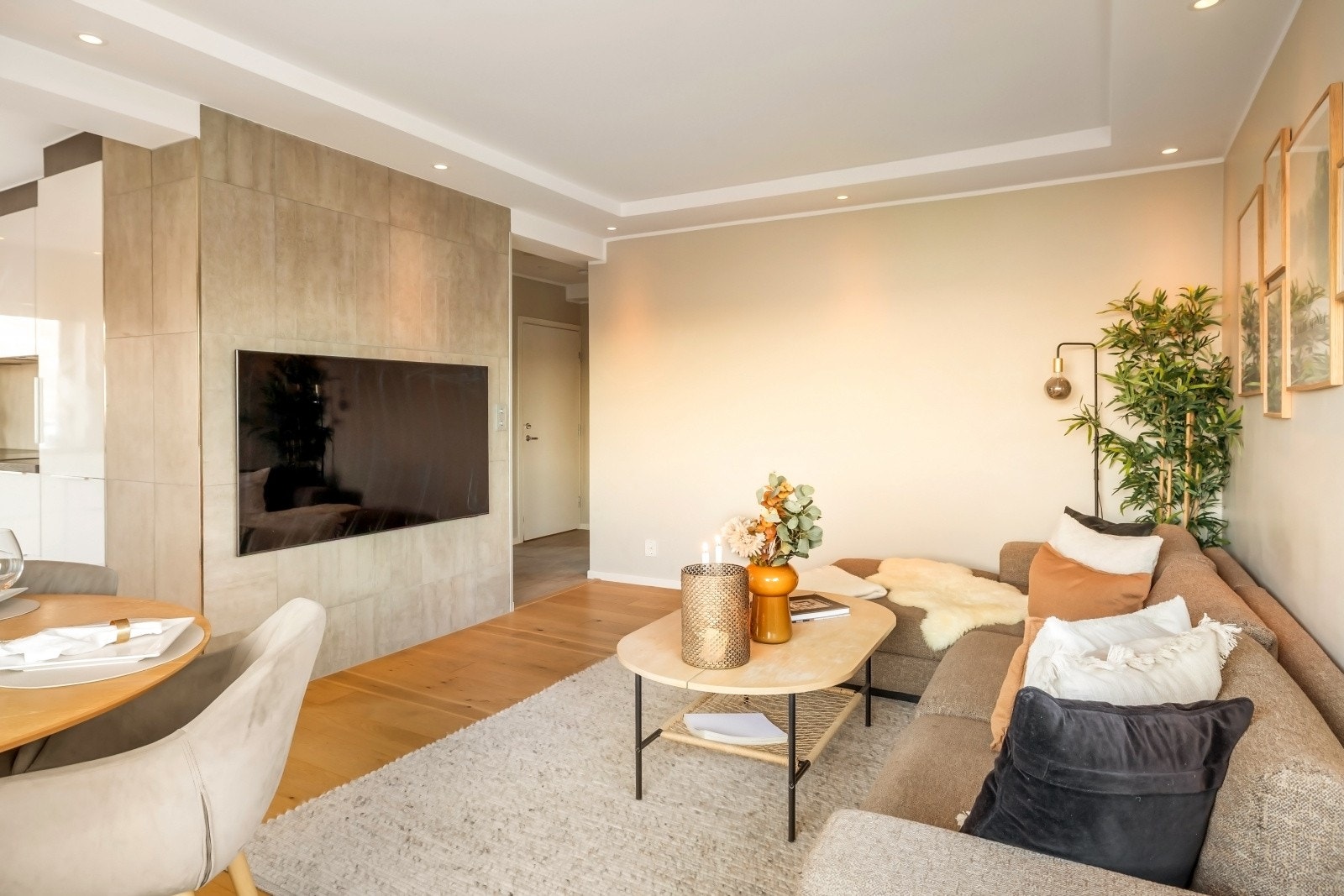 Stue/kjøkken måler ca. 28,5 m² og har god plass til sofagruppe Galleribilde