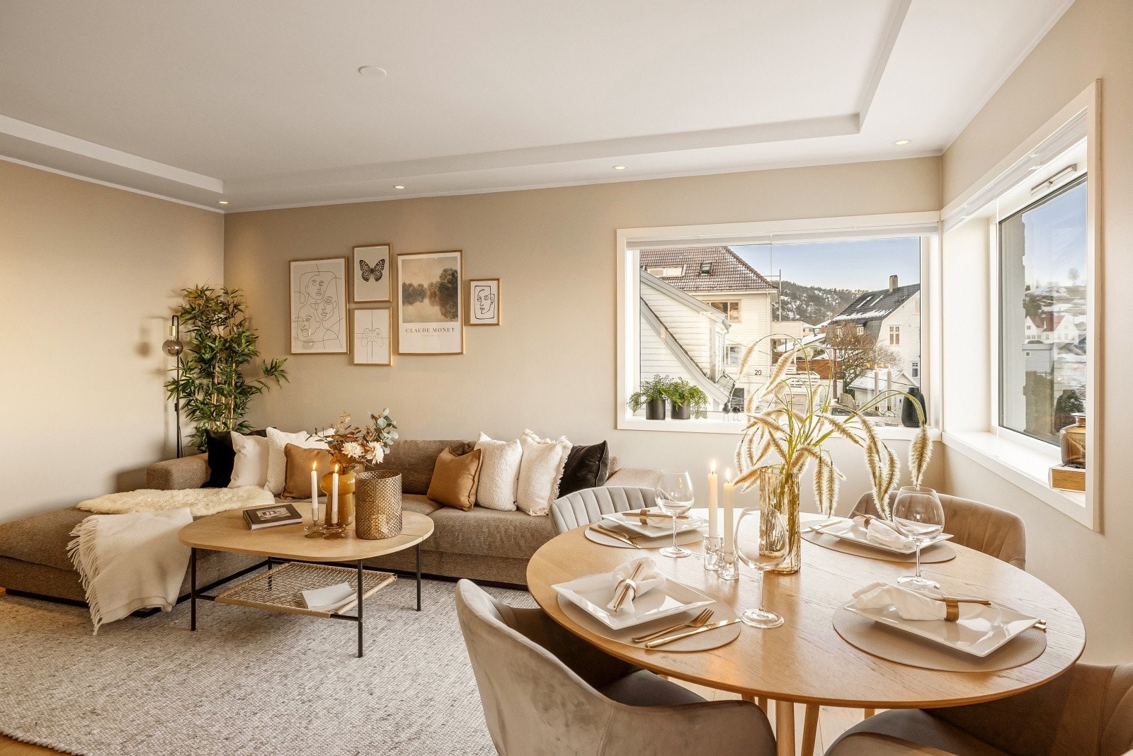 Merk innfelte spotlights i taket som gir et stilrent uttrykk Galleribilde