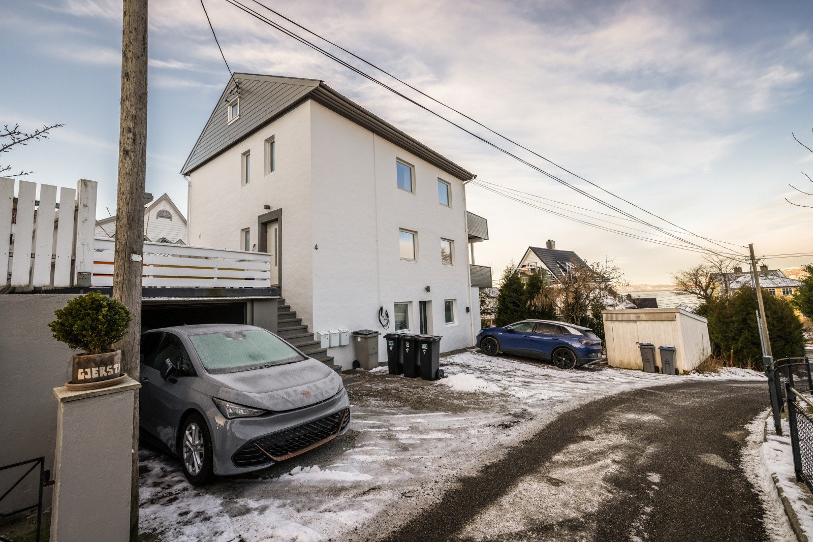 Det er god parkeringsmulighet på felles tomt Galleribilde