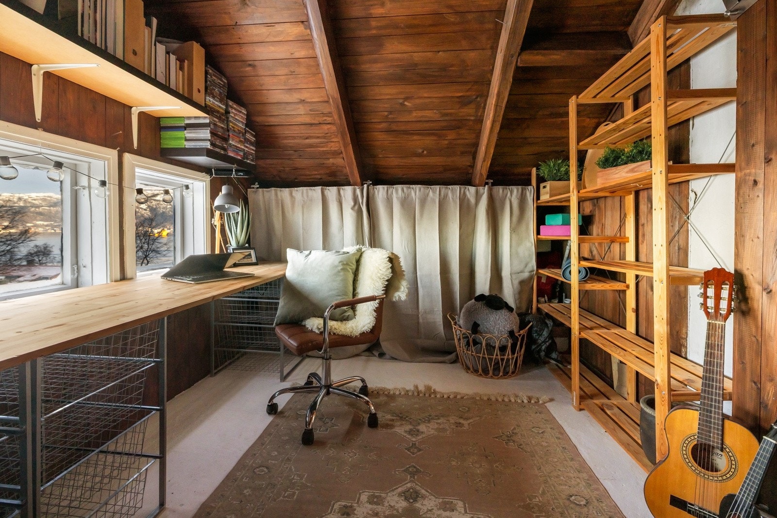 Boden på loftet har selger brukt til hobbyrom og har rikelig med lagringsplass Galleribilde