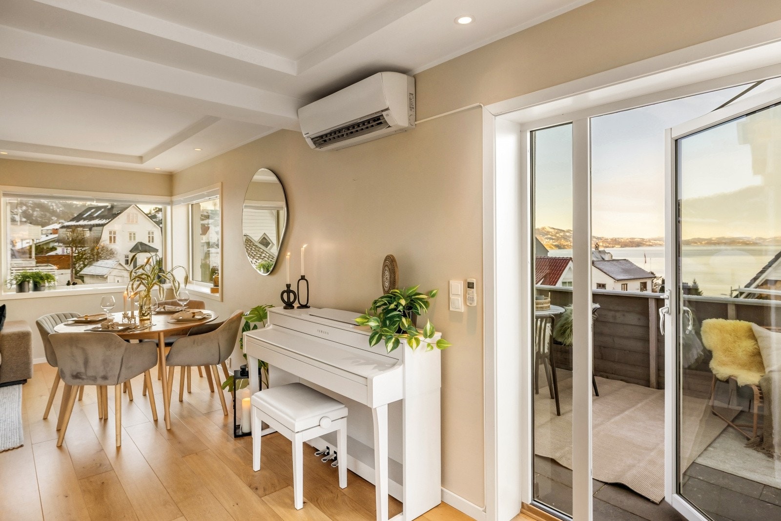 Fra stue/kjøkken har man direkte utgang til altan på hele 12 kvm Galleribilde