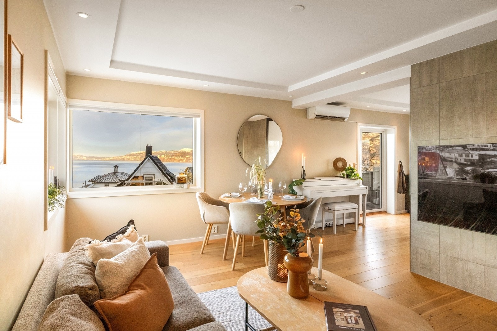 Leiligheten inneholder entré, bad, 2 soverom og stue/kjøkken samt to tilhørende boder Galleribilde