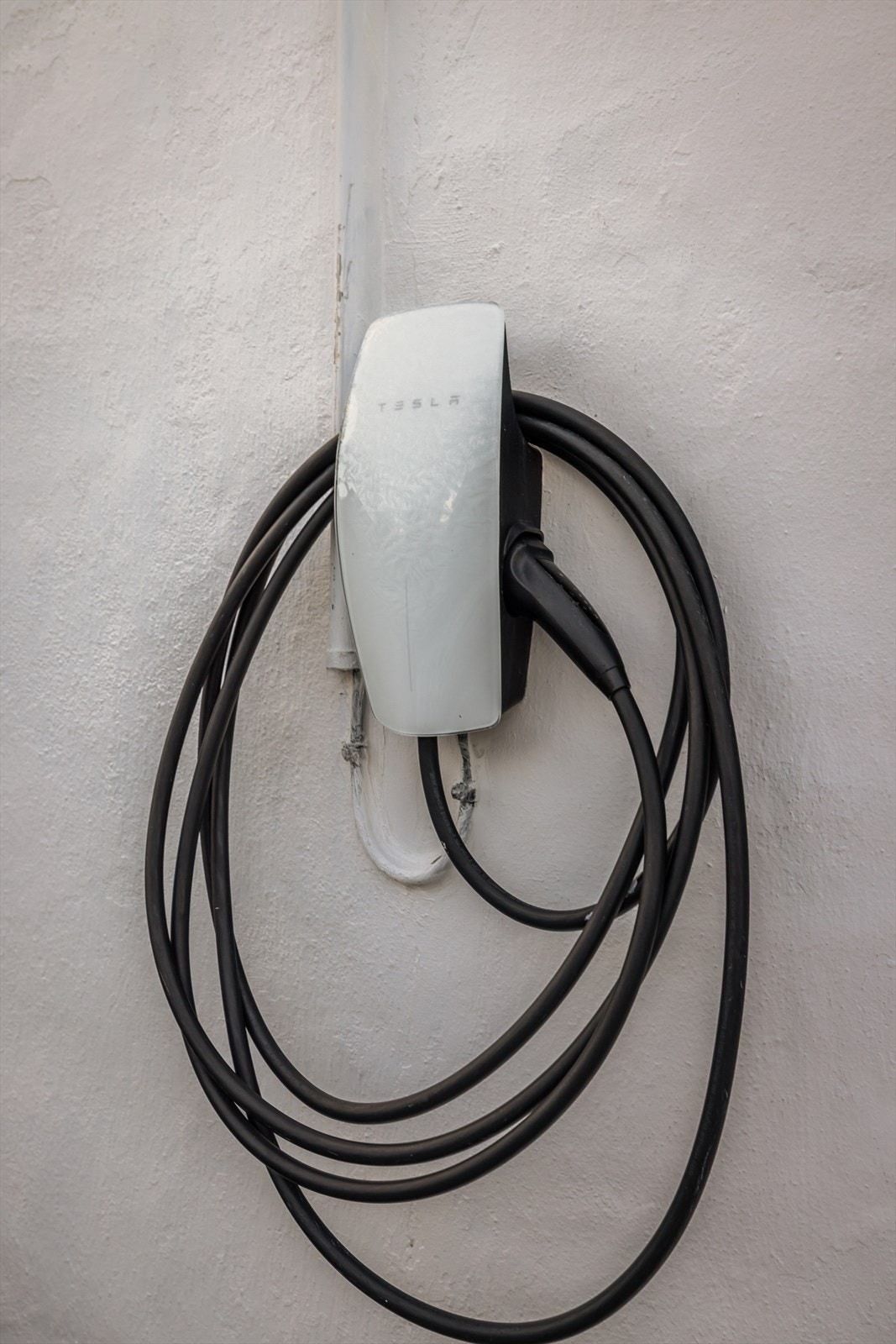 Parkering med elbillader. Galleribilde