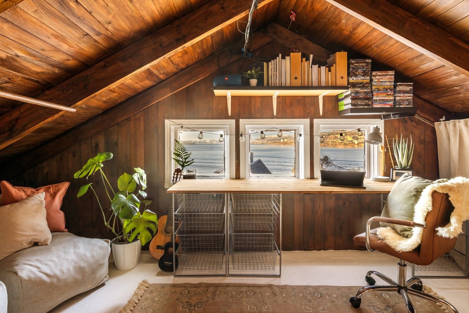 Leiligheten har to tilhørende boder. Tilhørende bod i fellesareal på loft på ca. 4,9 m² og utvendig bod på ca. 5,2 m² Galleribilde