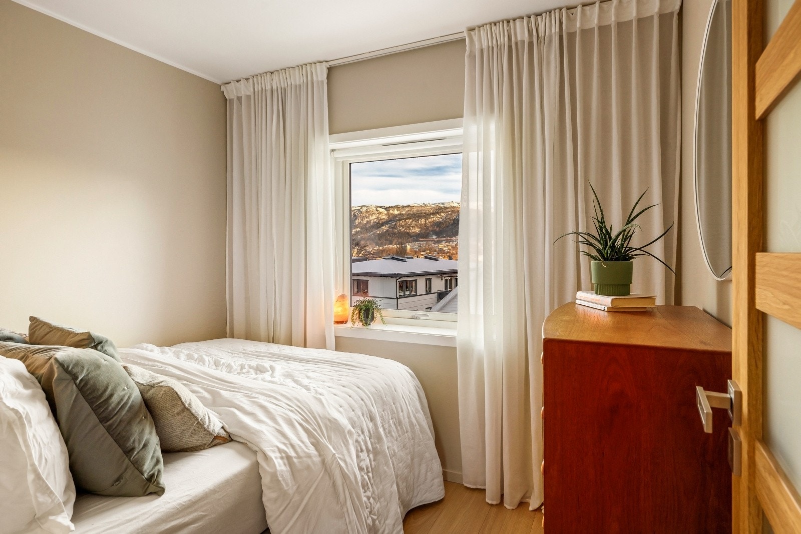 Her har man plass til seng og kommode Galleribilde