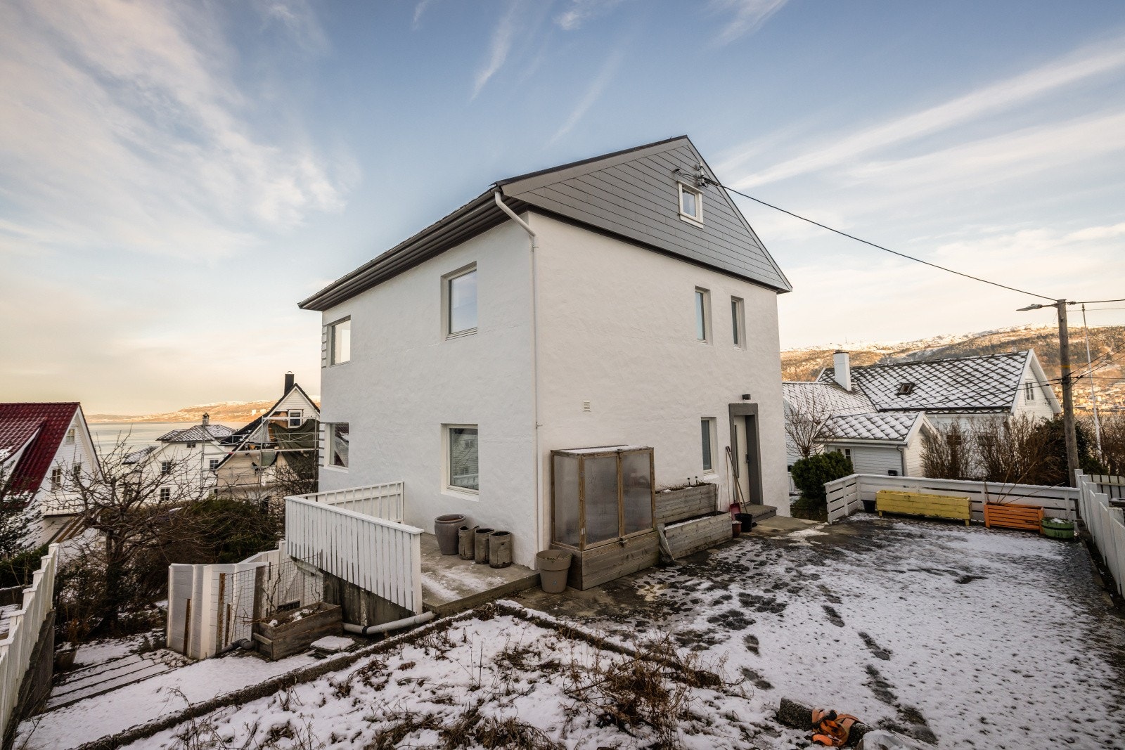 Fasade har blitt pusset opp og malt, og ny hoved ytterdør (2025). På sommerstid byr hagen på moreller og plommer fra egne frukttrær Galleribilde