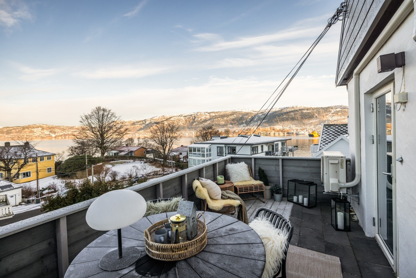 Romslig altan som gir gode muligheter for møblering i flere sittegrupper Galleribilde