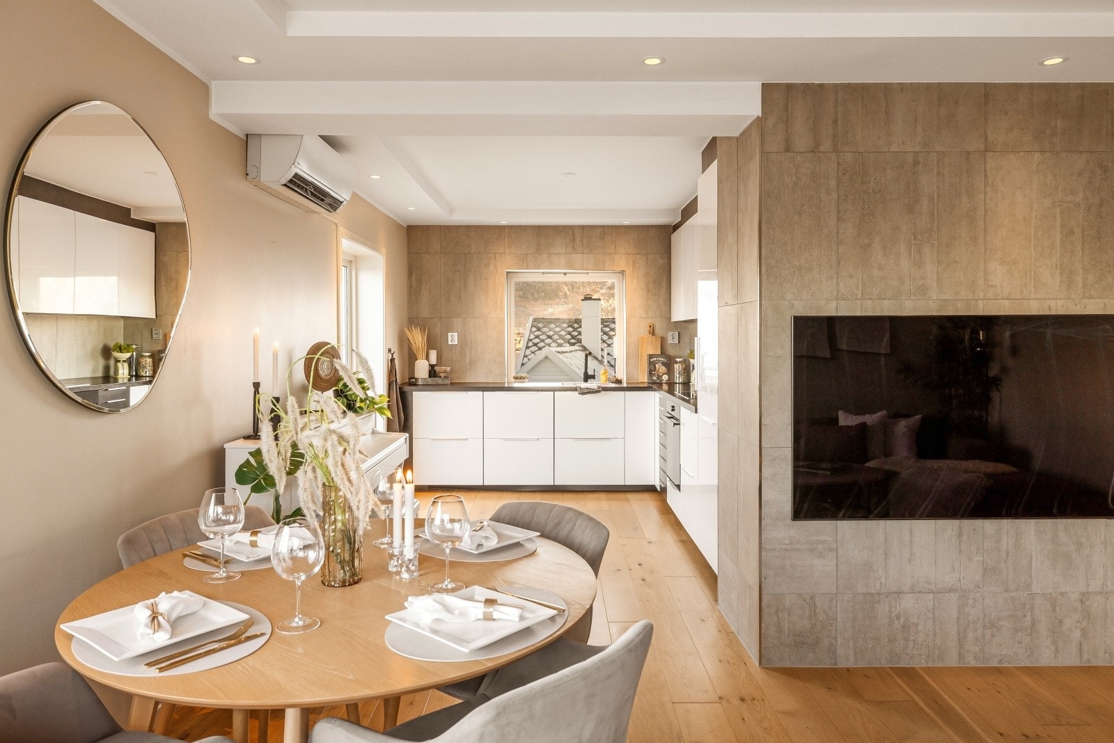 Den åpne stue og kjøkkenløsningen skaper naturlige og sosiale soner Galleribilde