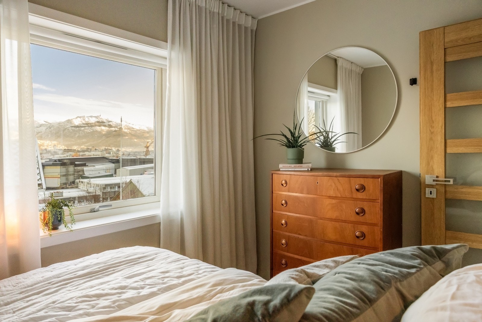 Flott utsikt mot Fløyen og Ulriken fra soverommet. Galleribilde