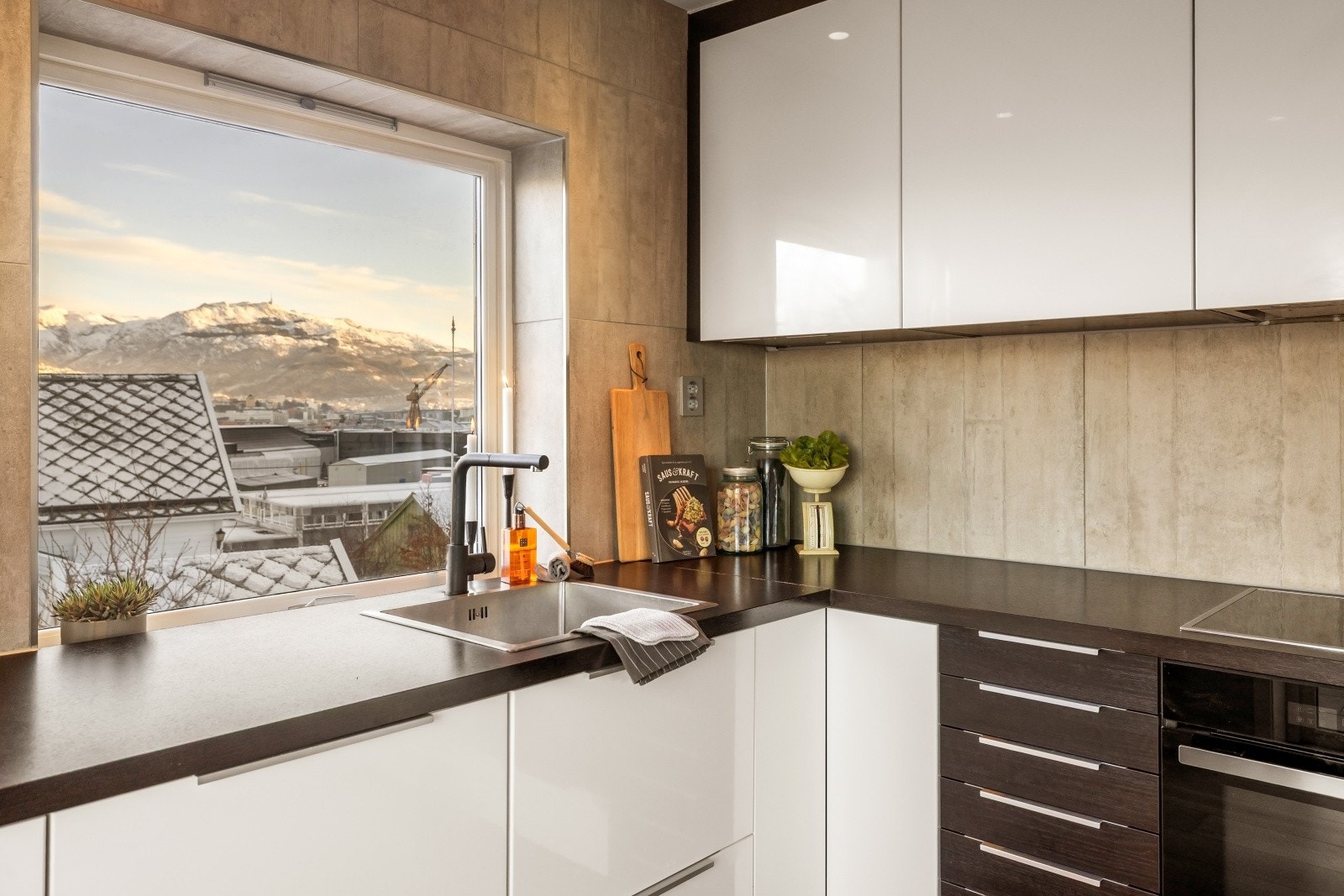 Fra kjøkkenet har man flott utsikt mot Ulriken Galleribilde