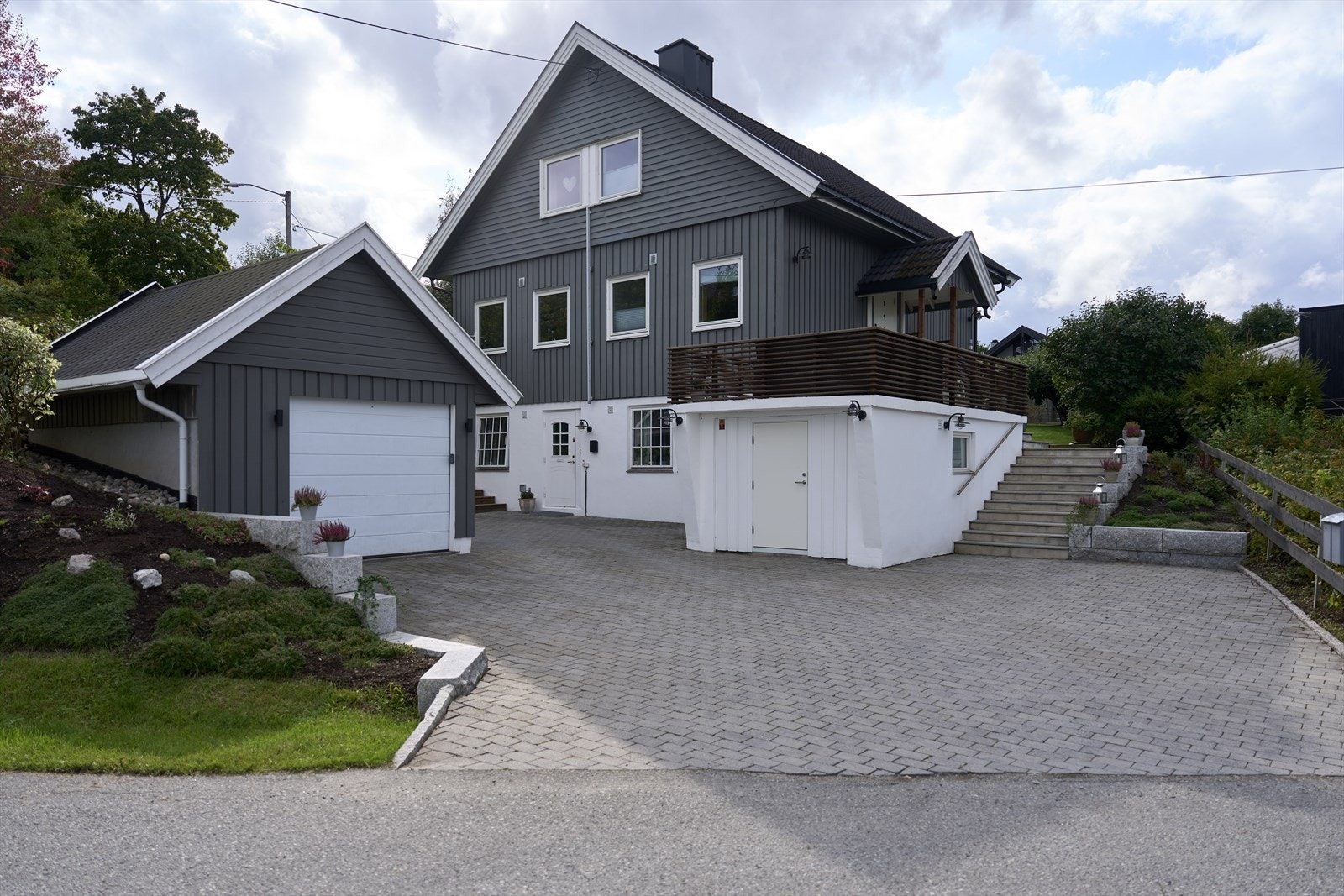 Garasje med elbil-lader og parkering på egen eiendom. Galleribilde