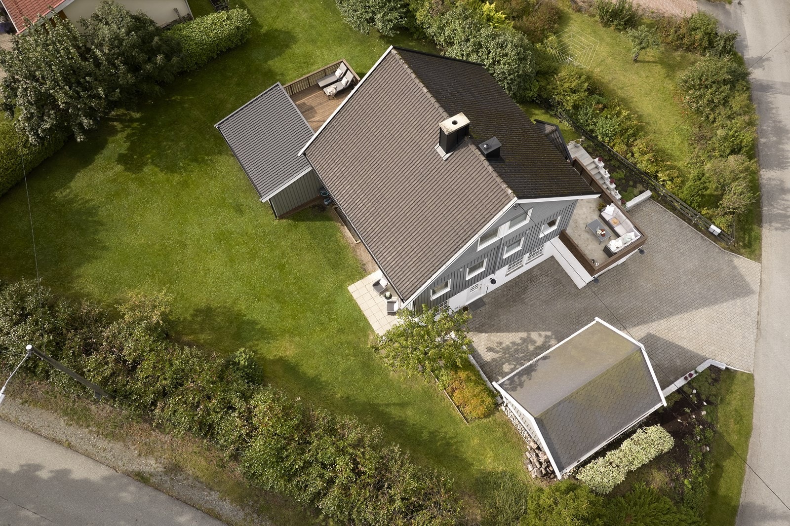 Her bor man i et veletablert boligområde med god kombinasjon av sentral beliggenhet og nærhet til naturen. Galleribilde