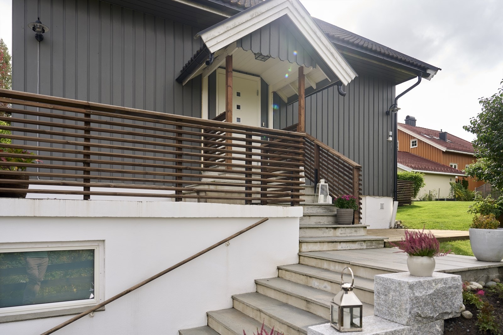 Skiferbelagt utvendig trapp og overbygd inngangsparti. Galleribilde