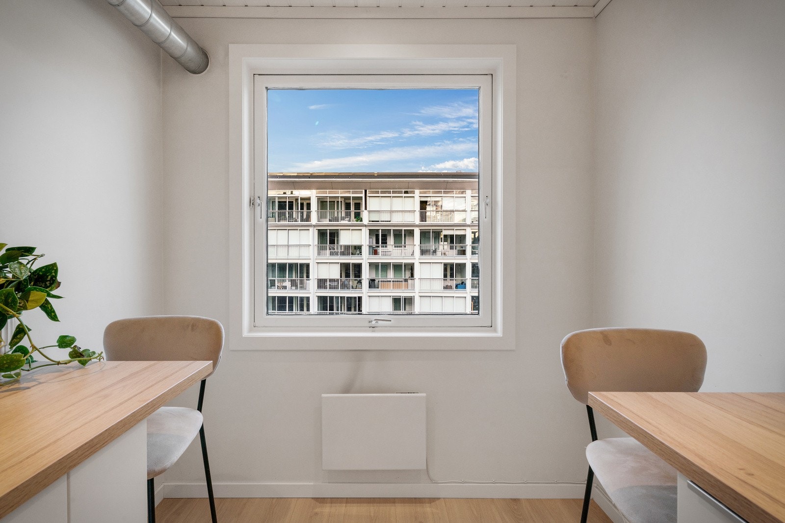 - Kjøllenløsningen byr på gode arbeidsflater samt praktisk spiseplass på hver ende av benken - Galleribilde