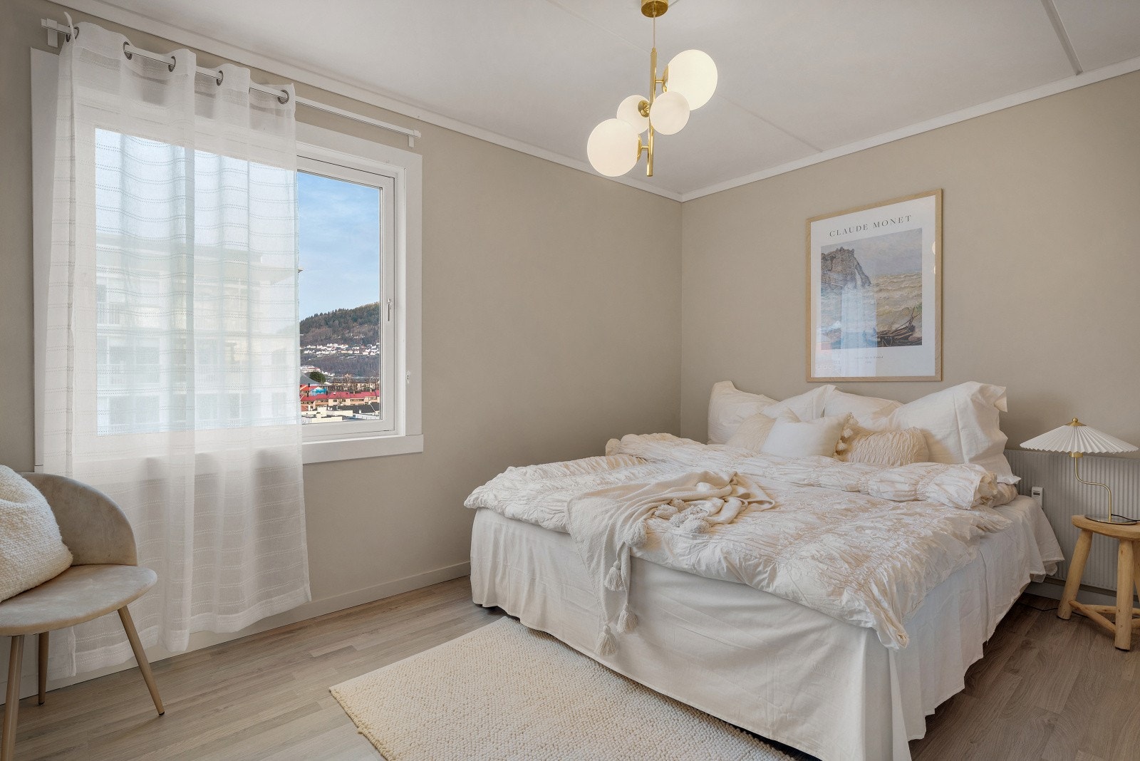 - Hovedsoverommet har god plass til ønsket møblering og har tilknytning til en praktisk walk-in-closet - Galleribilde