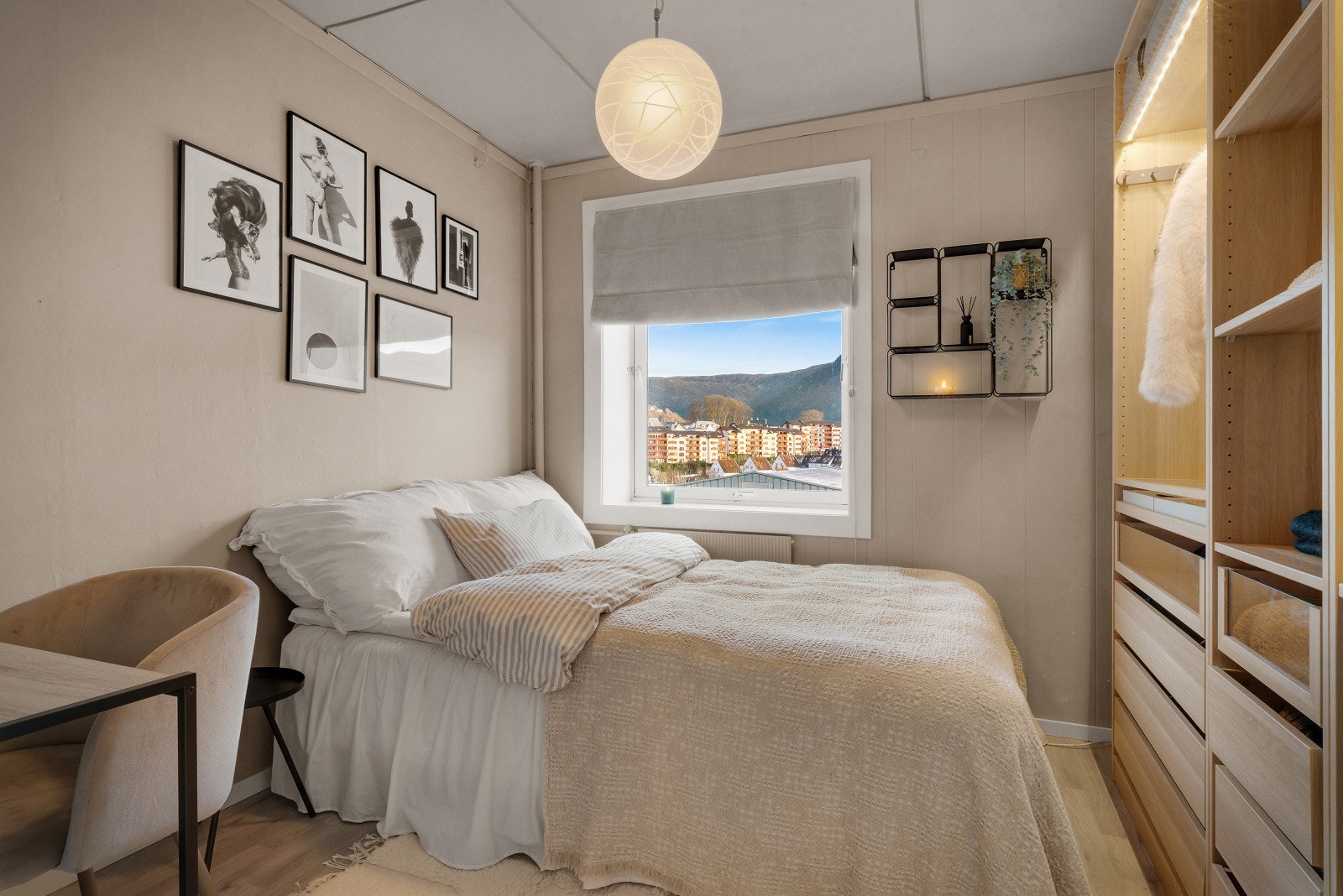 - Soverom nummer to er også av god størrelse og har plass til dobbeltseng, garderobe og skrivebord - Galleribilde