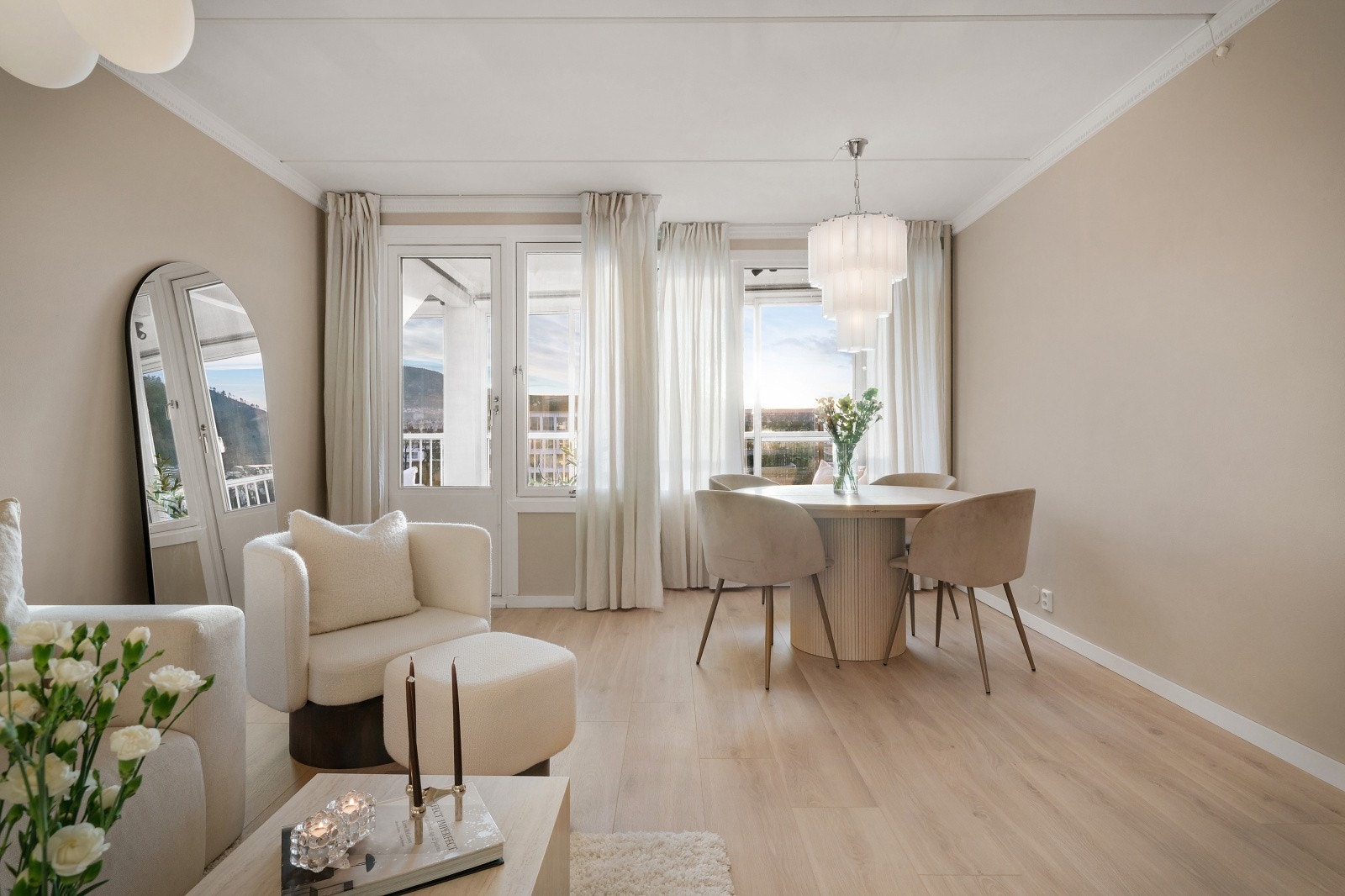 - Gulvene er belagt med laminat i oppholdsrom og fliser på bad, mens vegger og tak har malte flater som gir et tidløst og helhetlig uttrykk - Galleribilde