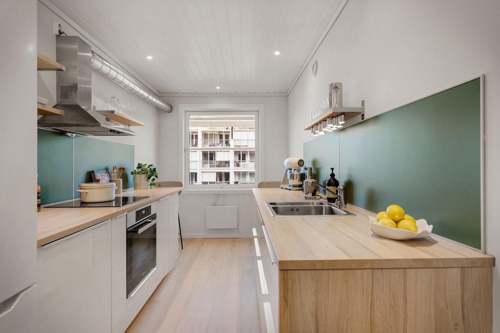 - Kjøkkenet er romslig og funksjonelt med slette fronter, laminat benkeplate og integrerte hvitevarer foruten kjøleskap i egen nisje - Galleribilde