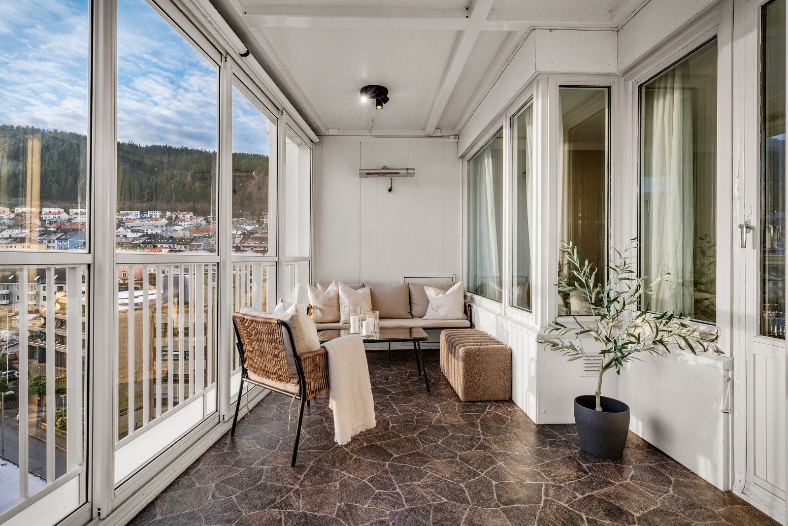 - Herfra er det utgang til en romslig innglasset balkong på ca. 12 m² - Galleribilde