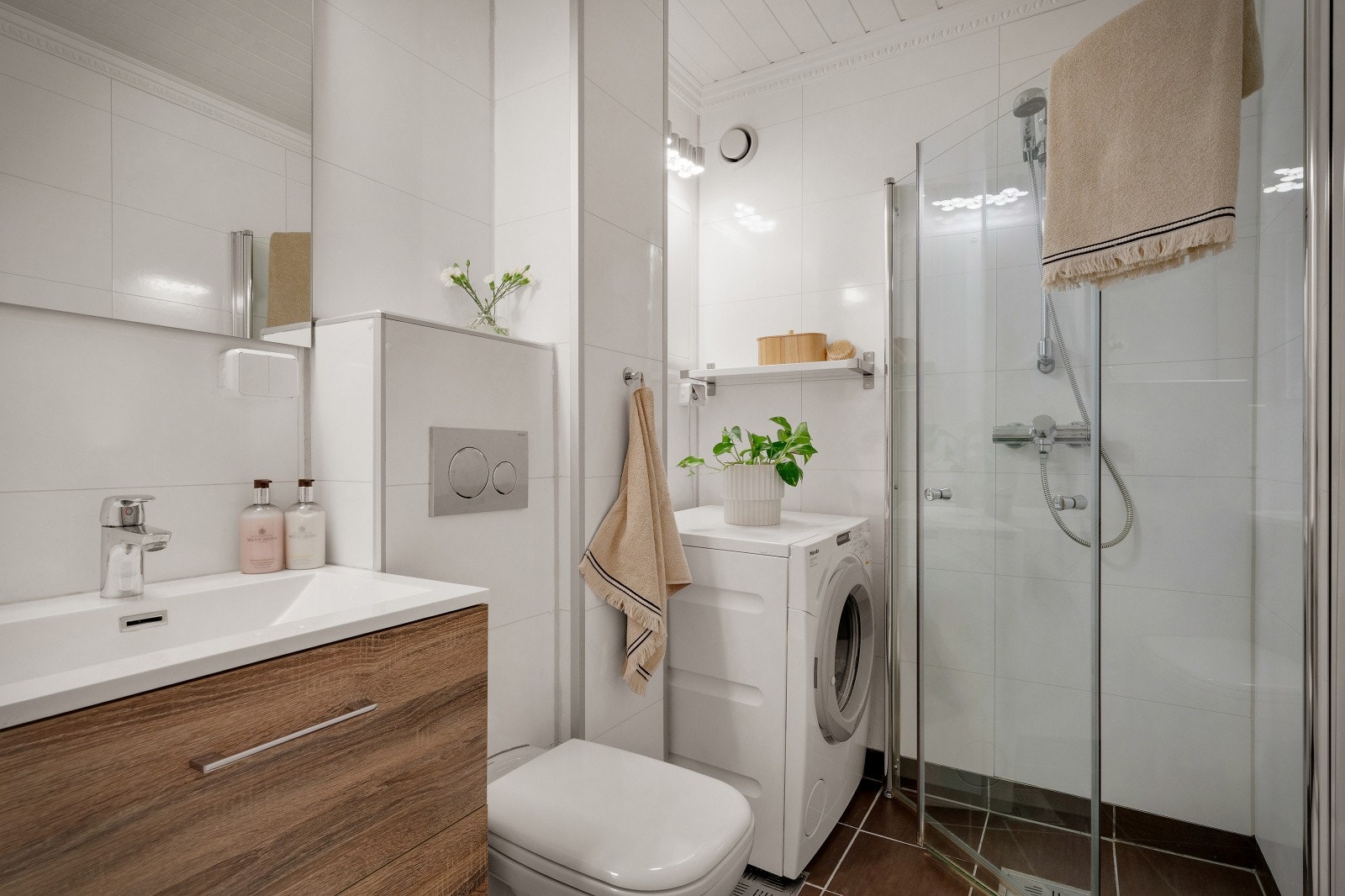 - Badet ble renovert i 2017 og har et lyst og klassisk preg med flislagt gulv, baderomsplater på vegger og varmekabler i gulv - Galleribilde