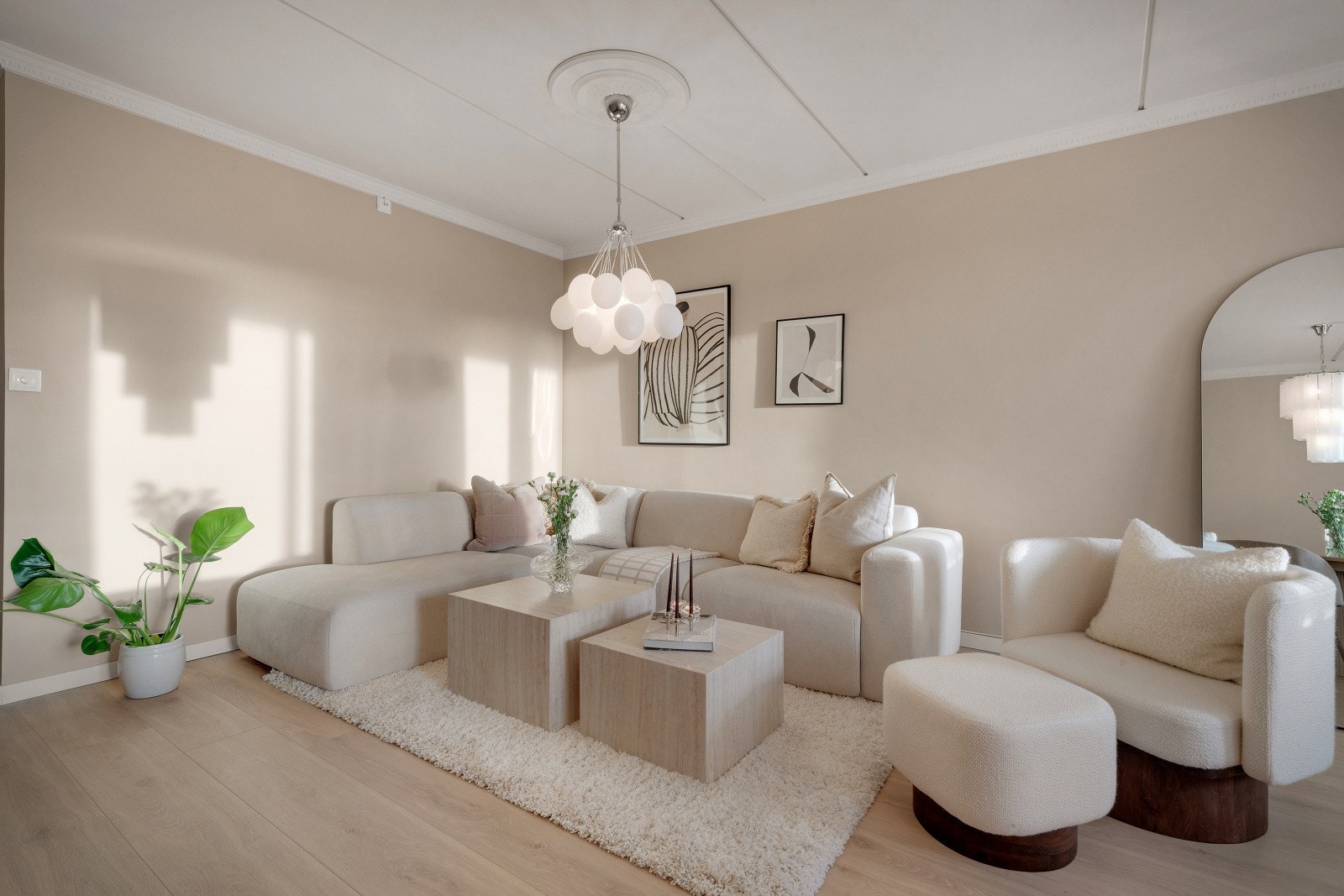 - Stuen fremstår som lys og innbydende med godt lysinnslipp og har god plass til både sofagruppe og spisebord - Galleribilde