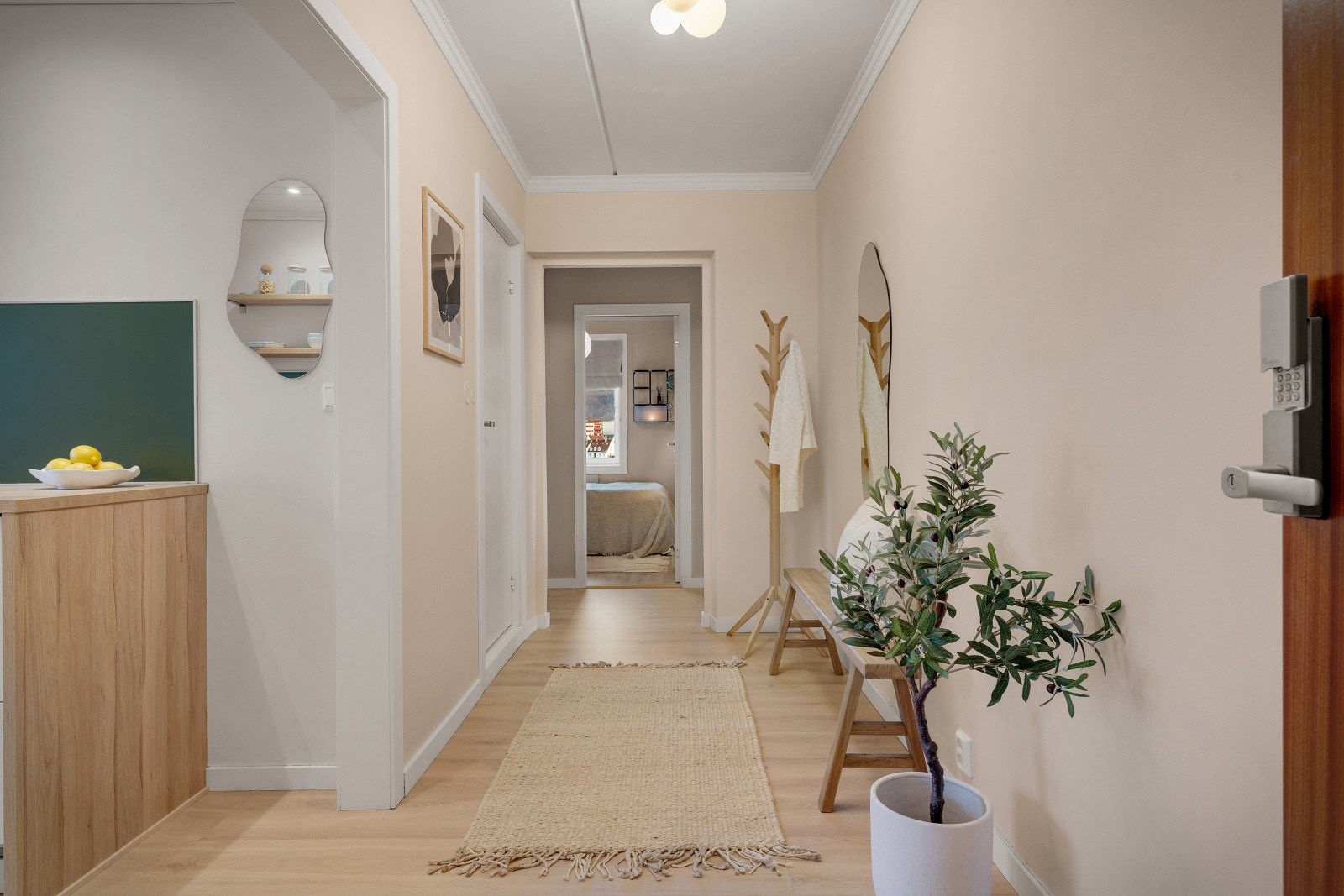 - Entréen oppleves som innbydende med god plass til oppheng og garderobeløsninger, og bidrar til en ryddig og god førsteopplevelse - Galleribilde