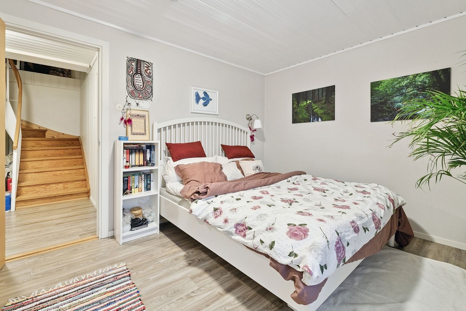 Boligen har 4 gode soverom i underetasjen Galleribilde