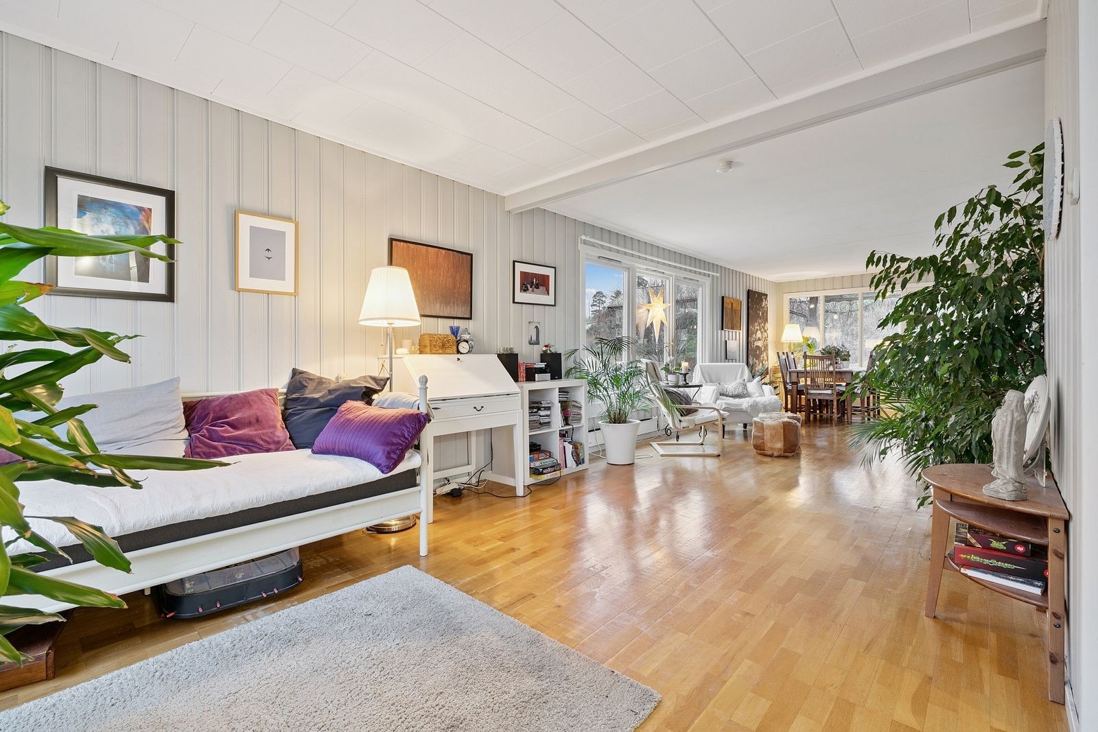 Luftig og lys stue med store vinduer som gir gode lysforhold. Galleribilde