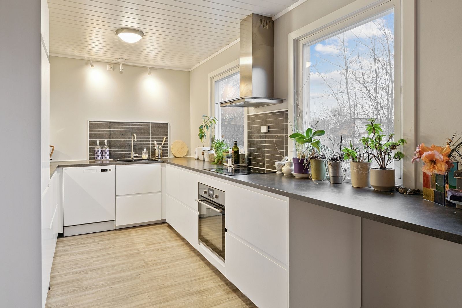 Pent kjøkken med integrerte hvitevarer Galleribilde