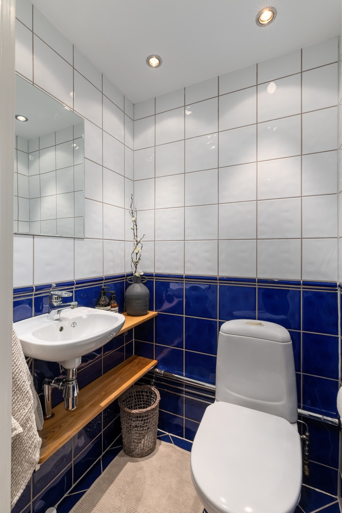 Separat toalettrom med frittstående WC, servant og speil. Videre er det downlights i himling. Galleribilde