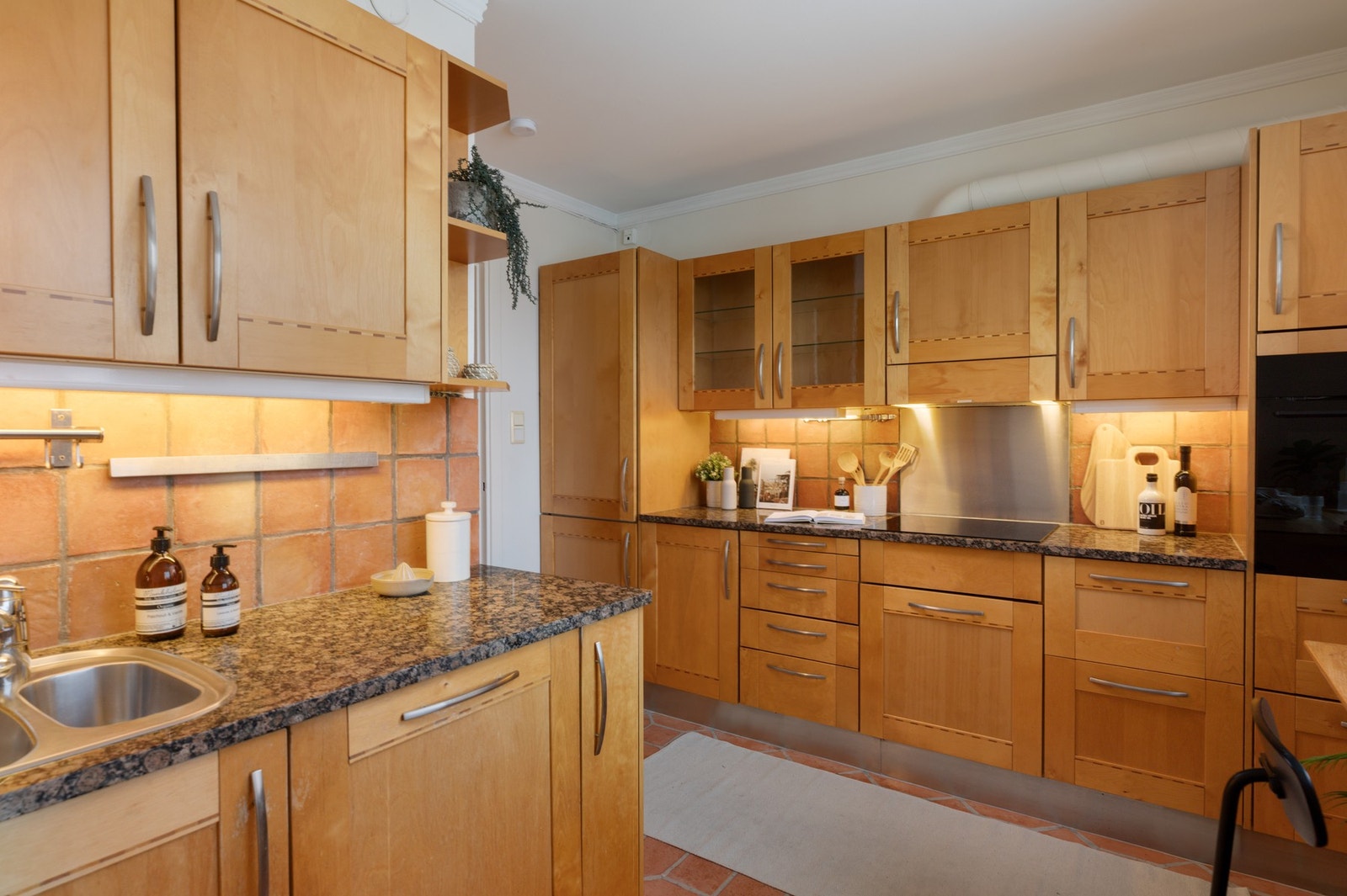 Her er det kjøkkenventilator i stål med kanal til yttervegg. Galleribilde