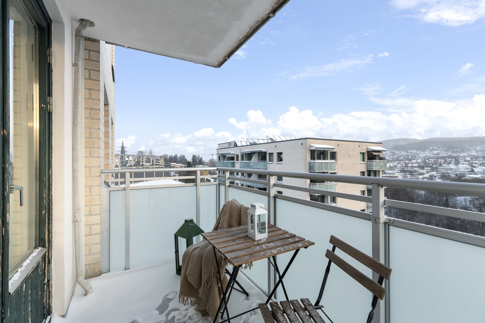 Østvendt balkong på ca. 4,8 med adkomst fra stue. Galleribilde