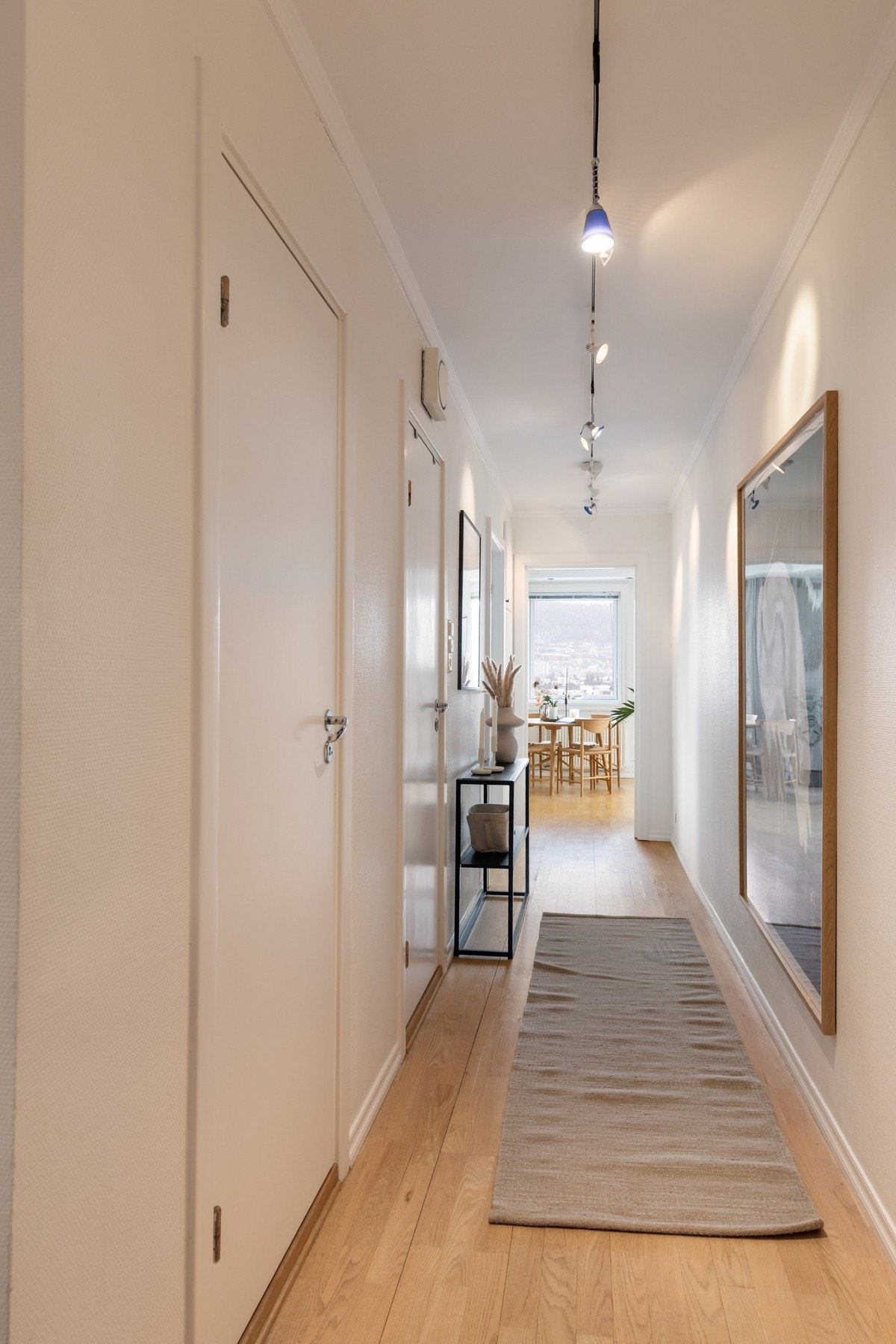 Romslig entré med heisadkomst direkte fra både inngangsparti og garasjekjeller. Galleribilde