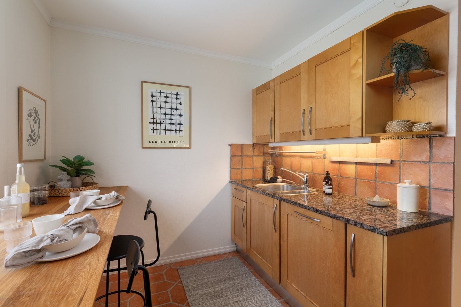 Rikelig med skap- og benkeplass, samt en hyggelig barløsning under vinduet med sitteplass til flere. Galleribilde