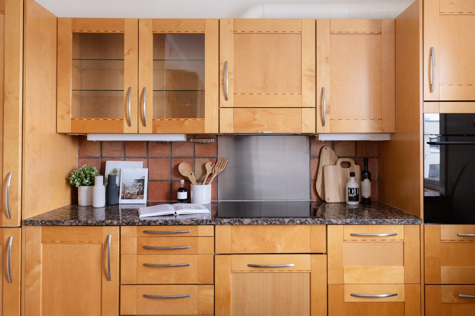 Kjøkkenet er utstyrt med integrert koketopp, stekeovn, oppvaskmaskin og kjøl-/fryseskap. Galleribilde