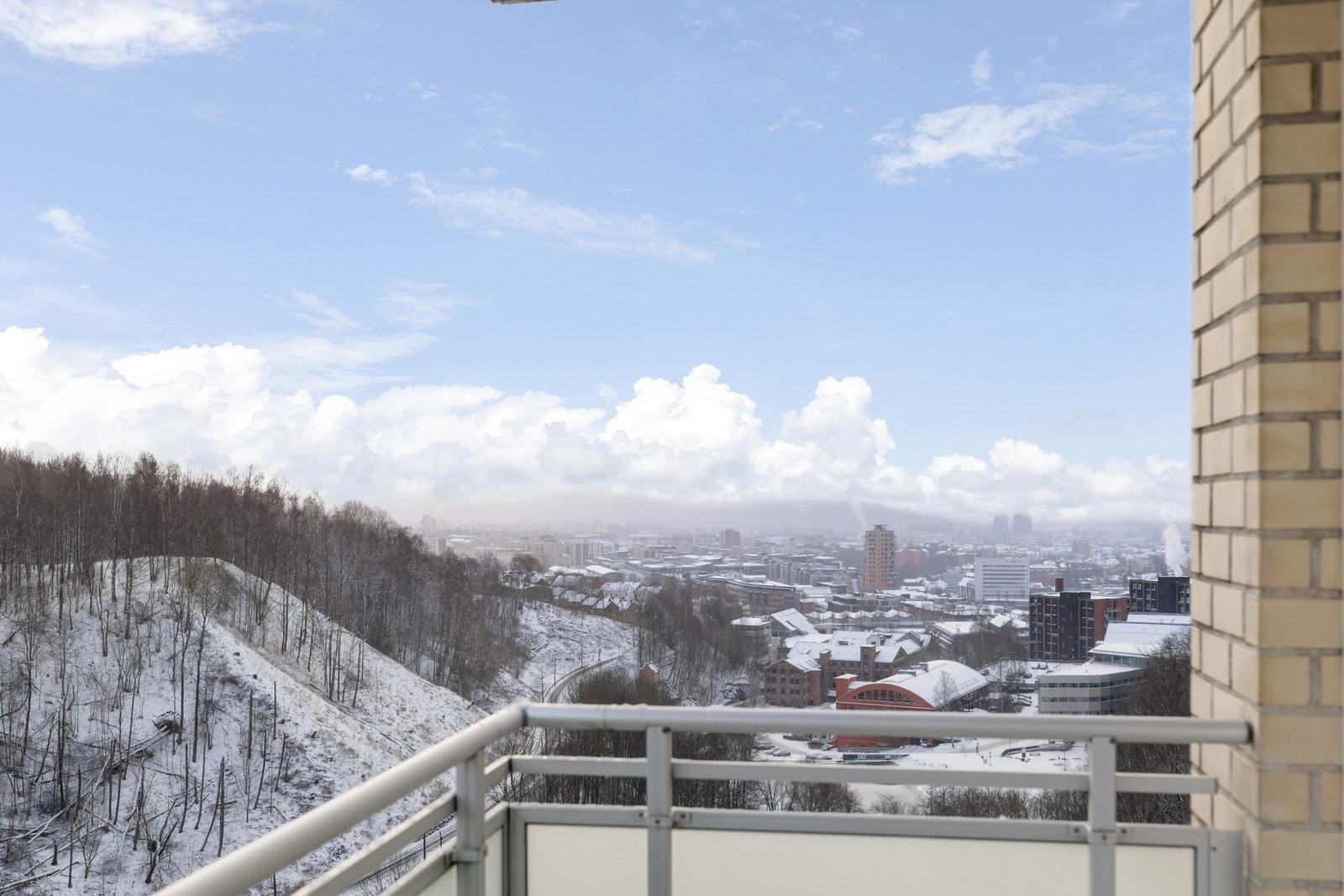 Her kan du nyte utsikt mot byen, Nydalsdammen og Akerselva i syd. Galleribilde