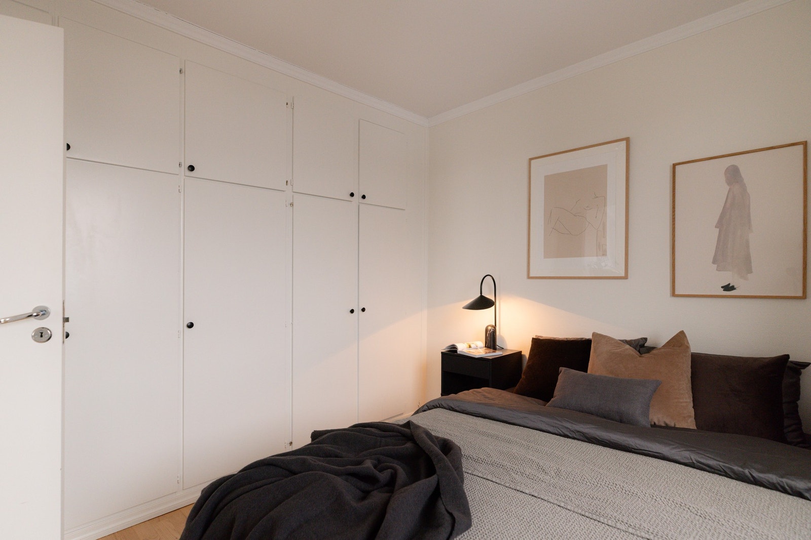 Begge med rikelig med plassbygde skap. Galleribilde