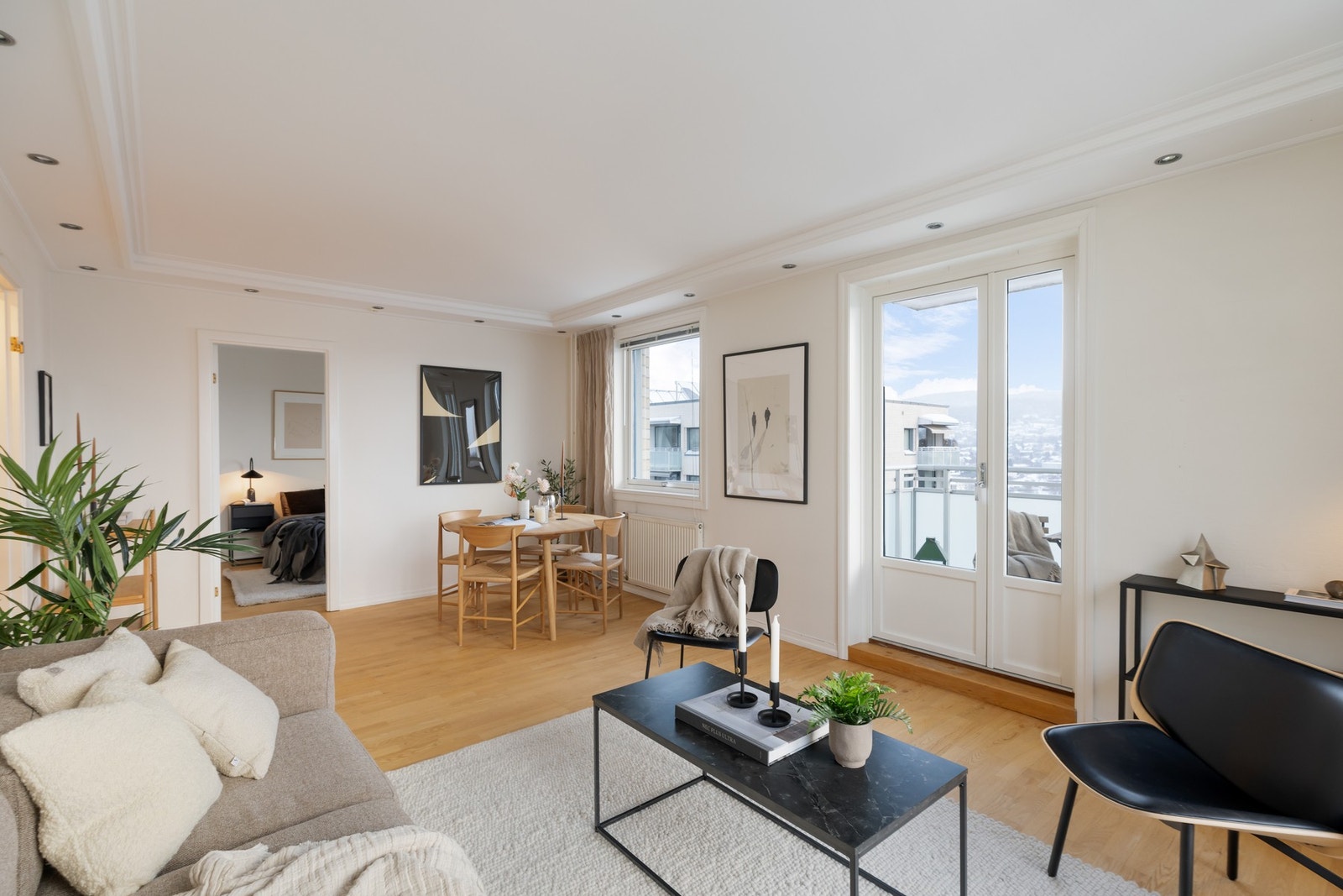 Leiligheten har god takhøyde på ca. 2,48 meter og store vindusflater mellom ca. 2,25-2,30m som gir en luftig romfølelse og rikelig med naturlig lys. Galleribilde