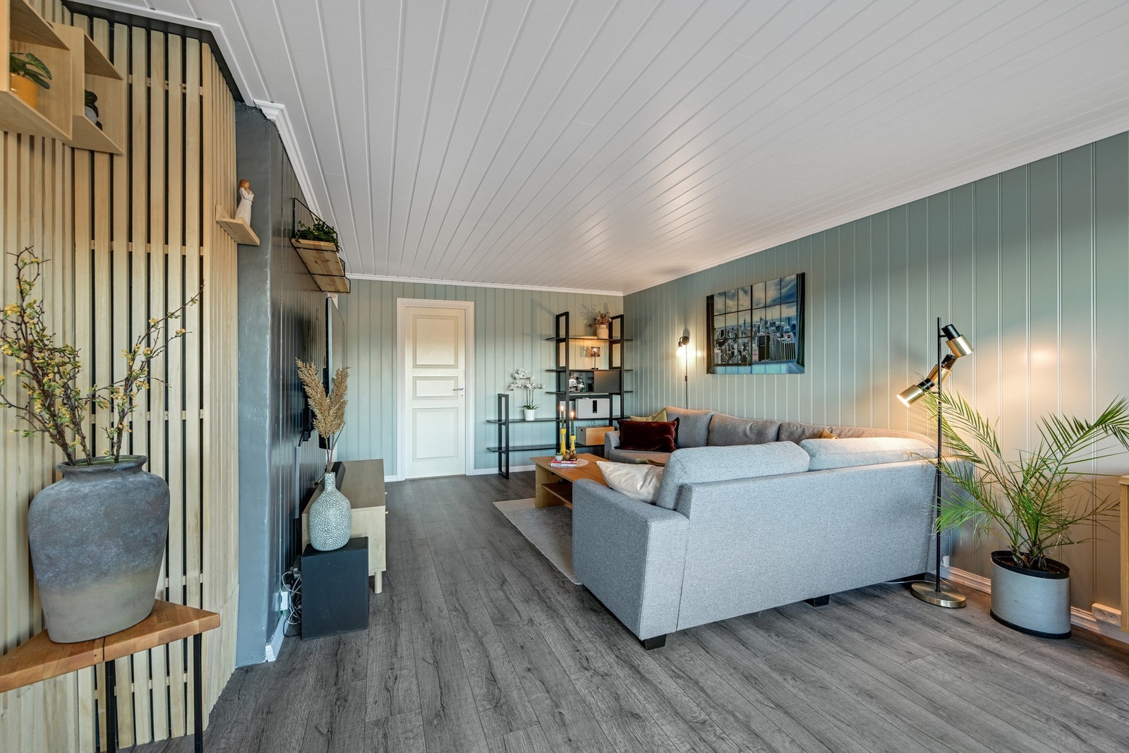 Det er gulv av en mørkere laminattype Galleribilde