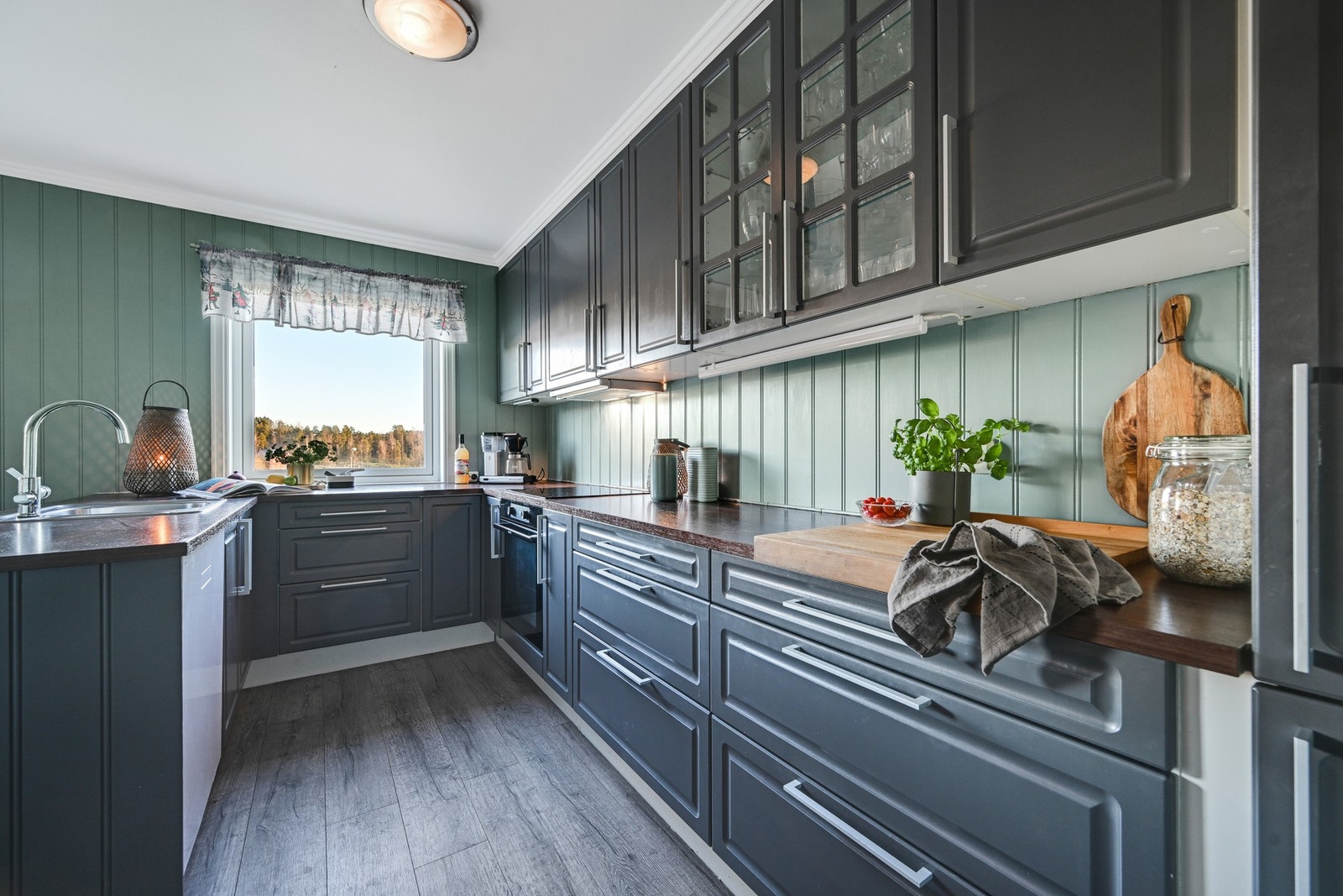 Kjøkkenet byr på god skap, skuffe og benkeplass for å kunne oppbevare alt av redskaper Galleribilde