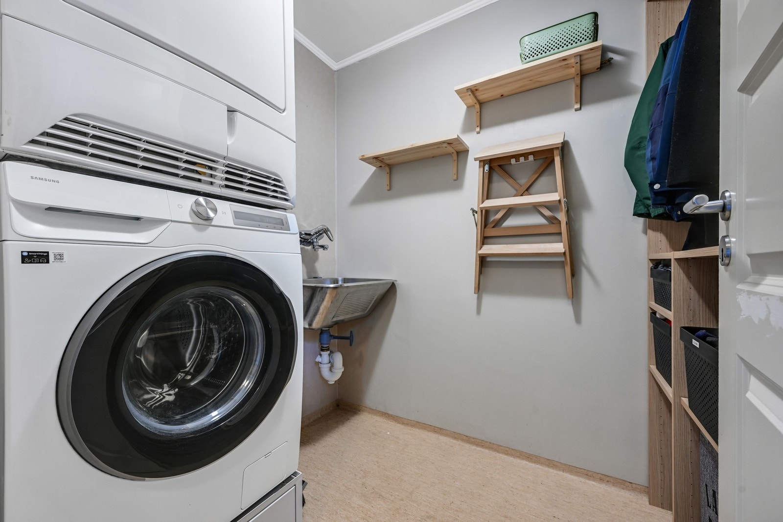 Separat vaskerom med god plass til både tørketrommel og vaskemaskin Galleribilde