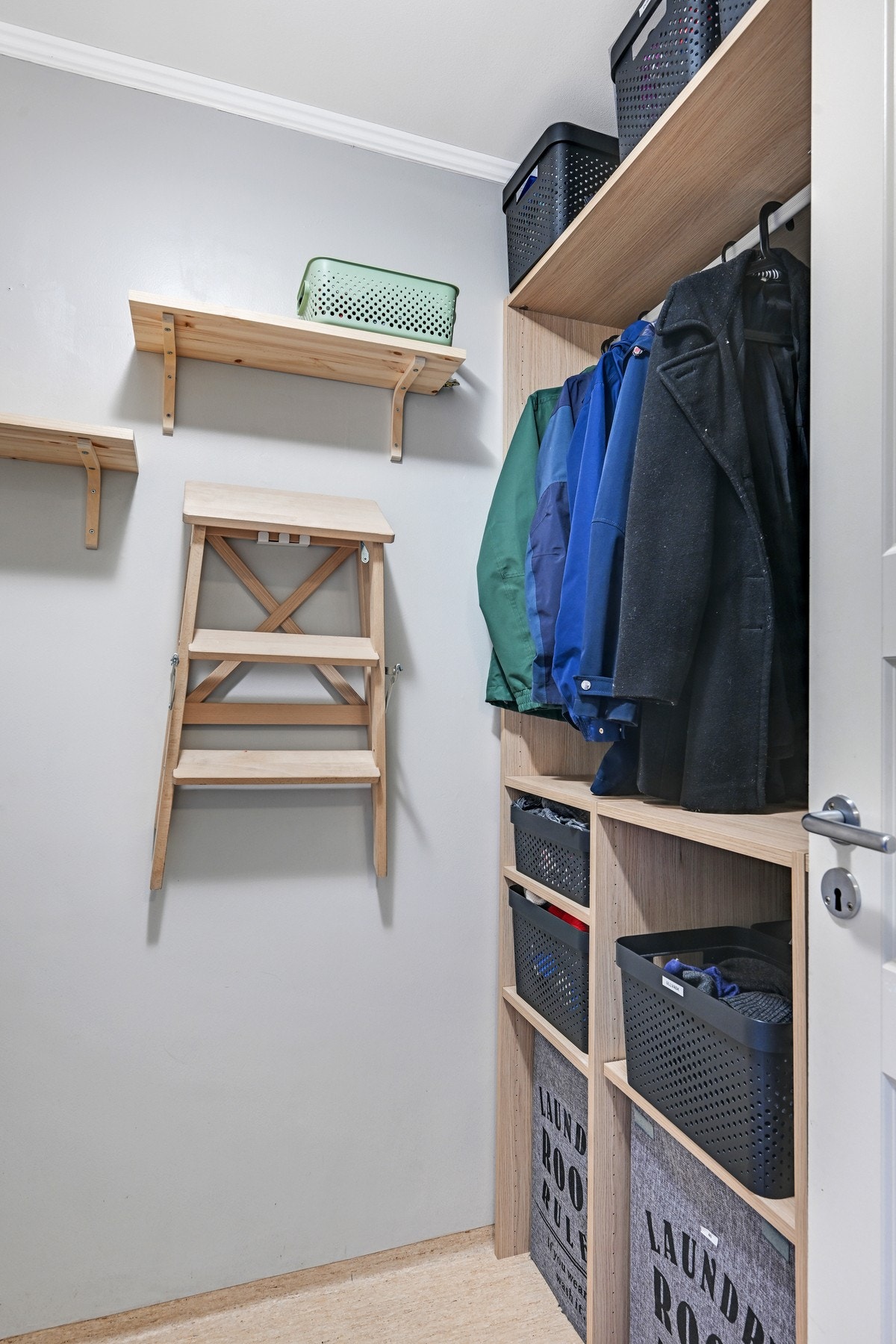 Det er skyllekum og oppbevaringsløsning. Her har man plass til en ekstra garderobe Galleribilde